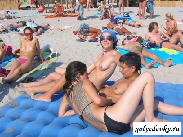 Девушки обнажают свои сиськи на пляже Девушки обнажают свои сиськи на пляже