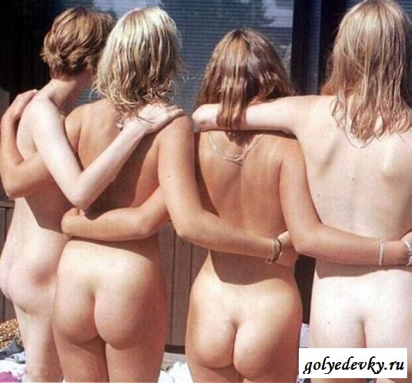 Девушки обнажают свои сиськи на пляже Девушки обнажают свои сиськи на пляже