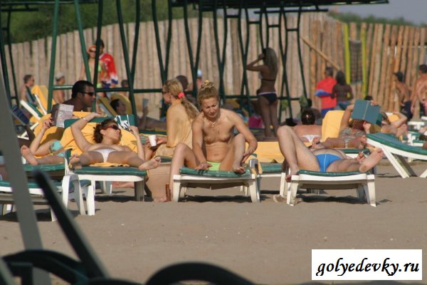 Голые девицы загорают на пляже Голые девицы загорают на пляже