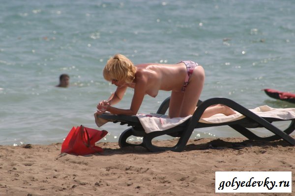 Голые девицы загорают на пляже Голые девицы загорают на пляже