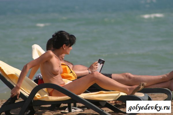 Голые девицы загорают на пляже Голые девицы загорают на пляже