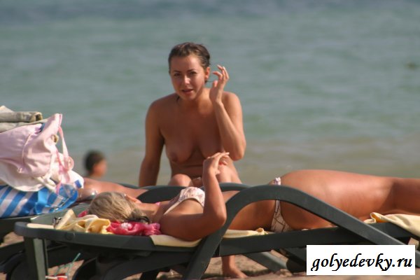 Голые девицы загорают на пляже Голые девицы загорают на пляже