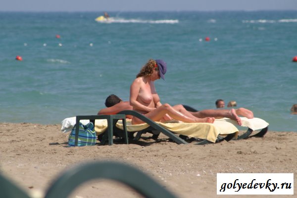 Голые девицы загорают на пляже Голые девицы загорают на пляже