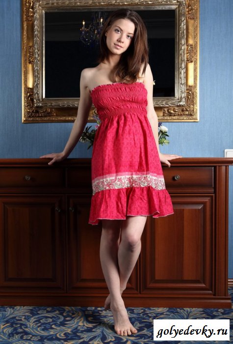 Прекрасная брюнетка с бритой промежностью