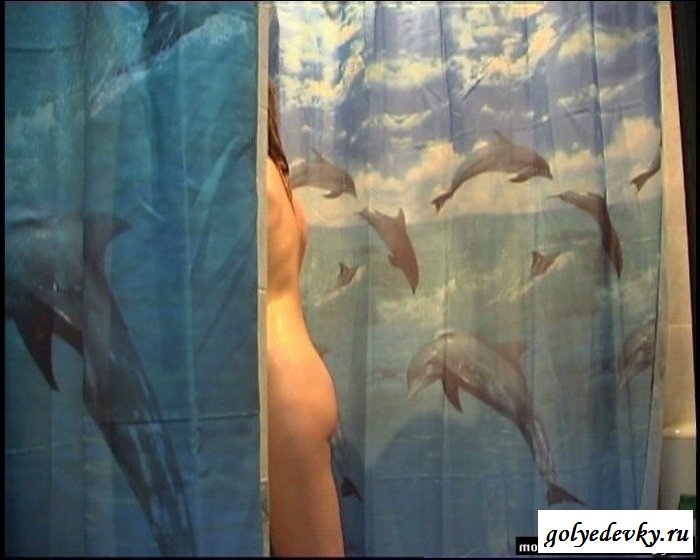 Подглядываем за блондинкой в душе