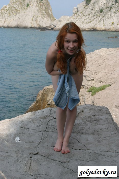 Малышка с большими дойками на берегу моря