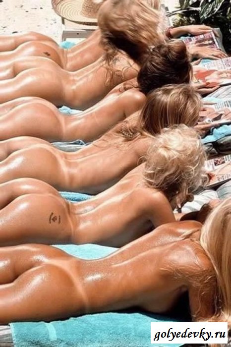 Девушки обнажают свои сиськи на пляже