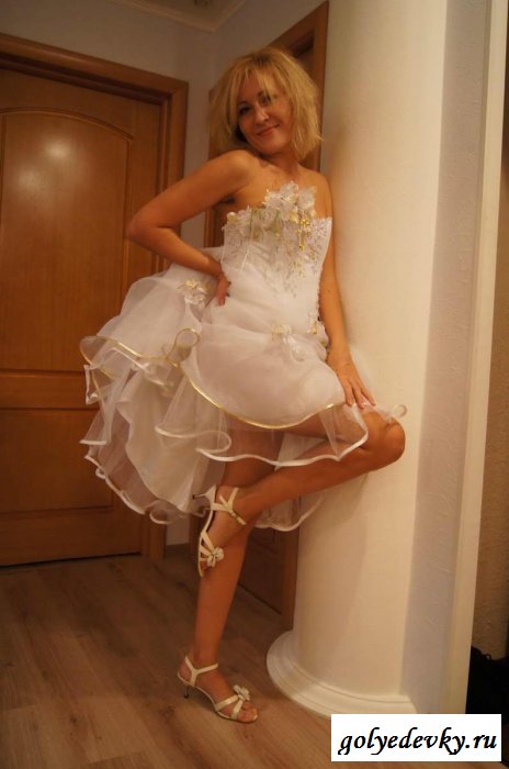 Сучка снимает свадебное платье