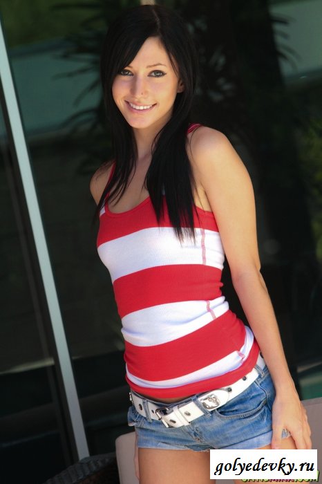 Молоденькая чика поднимала маечку на сиськах