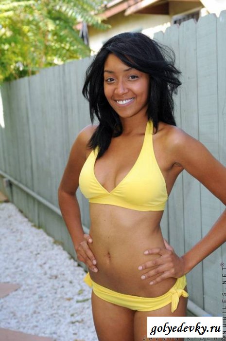 Негритоска сняла лифчик за забором