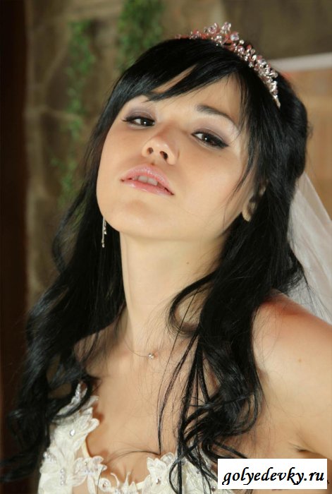 Шикарная невеста схватилась за сиськи