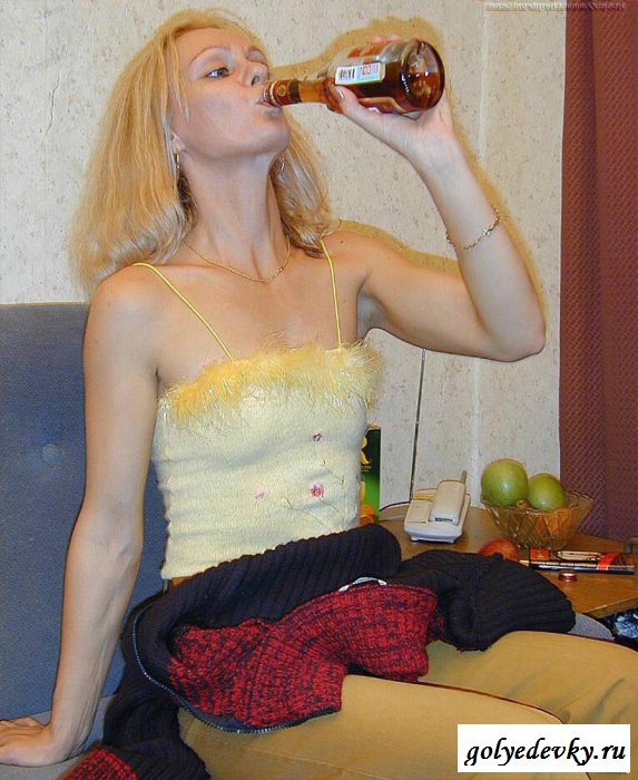 Тетка выпила коньяка и обнажила сиськи
