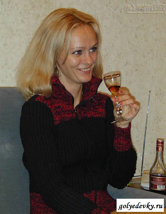 Тетка выпила коньяка и обнажила сиськи