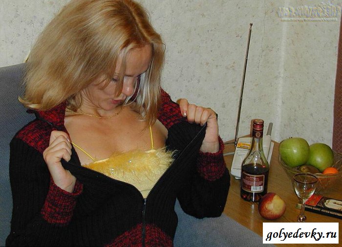 Тетка выпила коньяка и обнажила сиськи