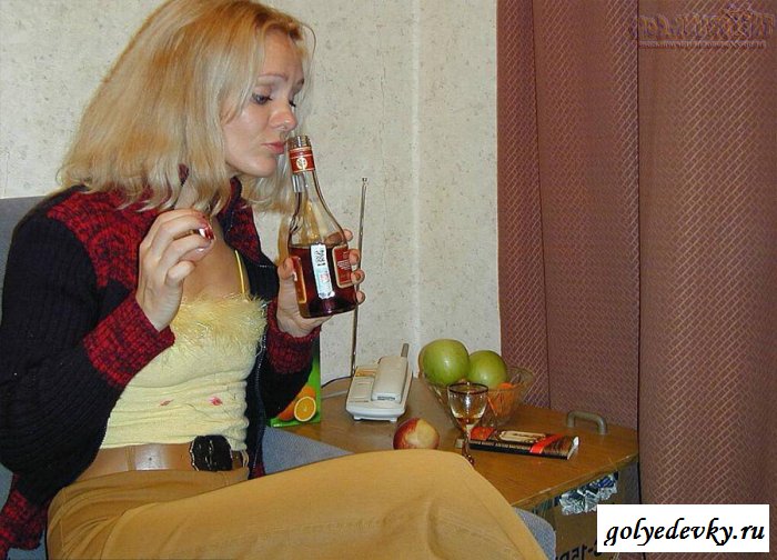 Тетка выпила коньяка и обнажила сиськи