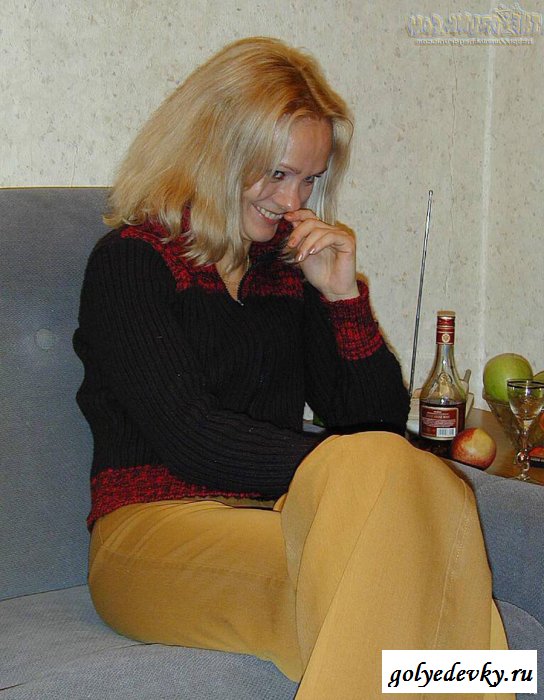 Тетка выпила коньяка и обнажила сиськи