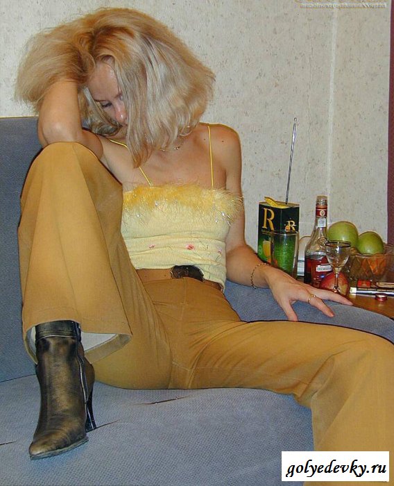 Тетка выпила коньяка и обнажила сиськи