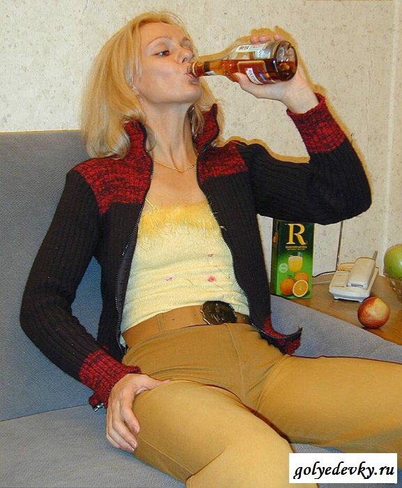 Тетка выпила коньяка и обнажила сиськи