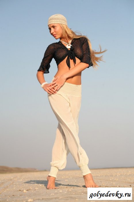 Египетские приключения блондинки с голыми сисями