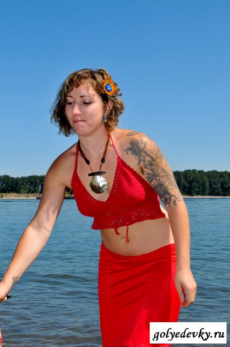 Сегодня телка в татухах купалась голая