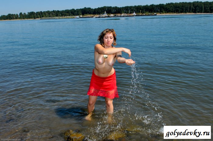 Сегодня телка в татухах купалась голая