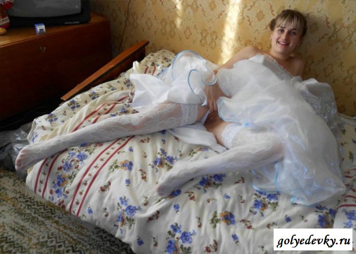 Показывает красную вагину под свадебным платьем