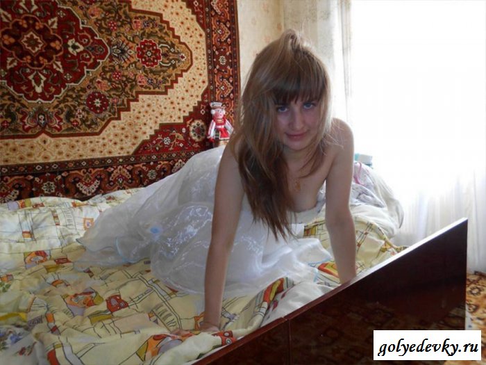 Показывает красную вагину под свадебным платьем