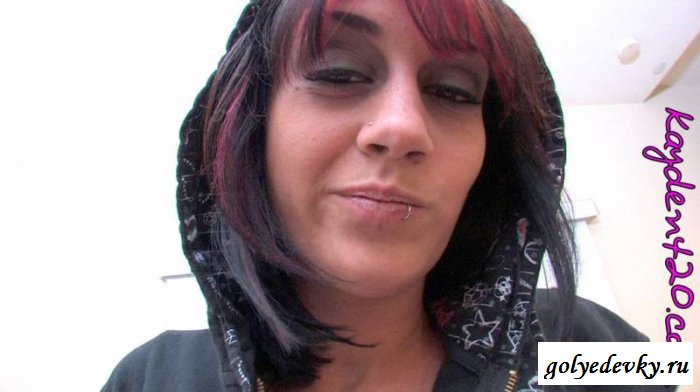 Неформалка натирает писю через колготки