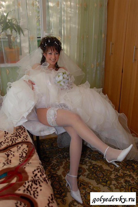 Невесты хвастают сексуальными ножками и бедрами