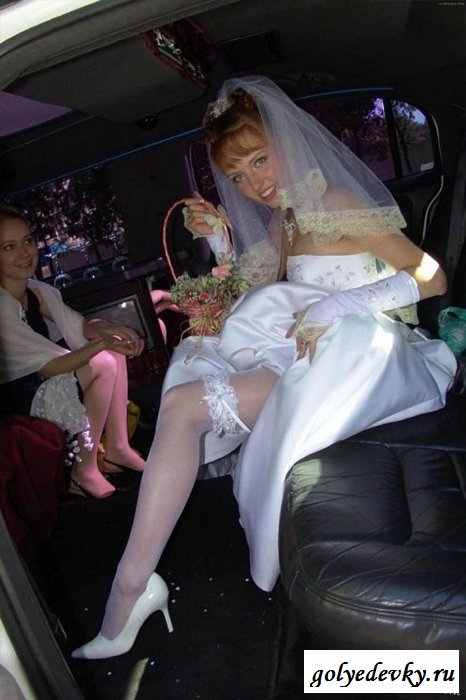 Невесты хвастают сексуальными ножками и бедрами