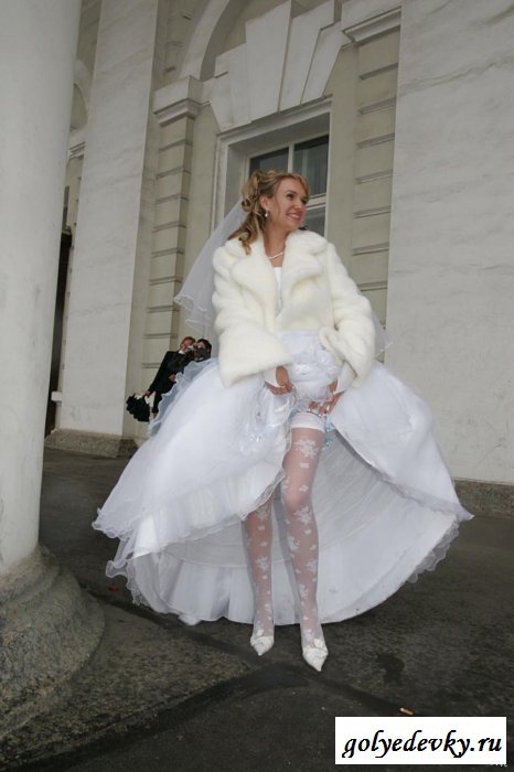 Невесты хвастают сексуальными ножками и бедрами