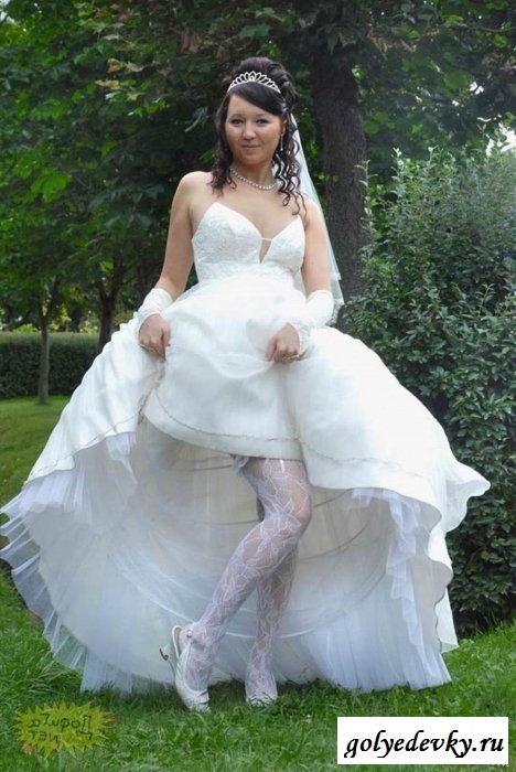 Невесты хвастают сексуальными ножками и бедрами