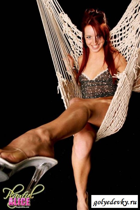 Рыженькая милашка в бикини томится в гамаке