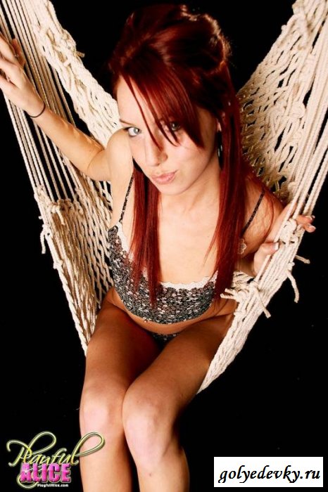 Рыженькая милашка в бикини томится в гамаке