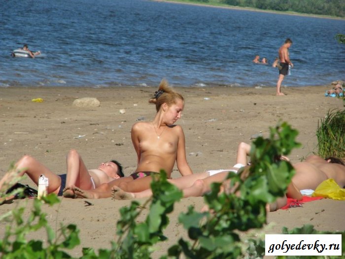 Подглядывание за компанией нудистов из кустов