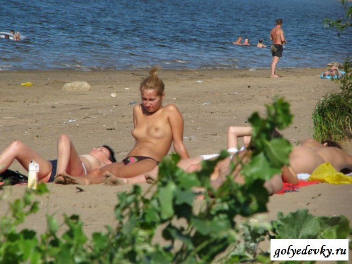 Подглядывание за компанией нудистов из кустов