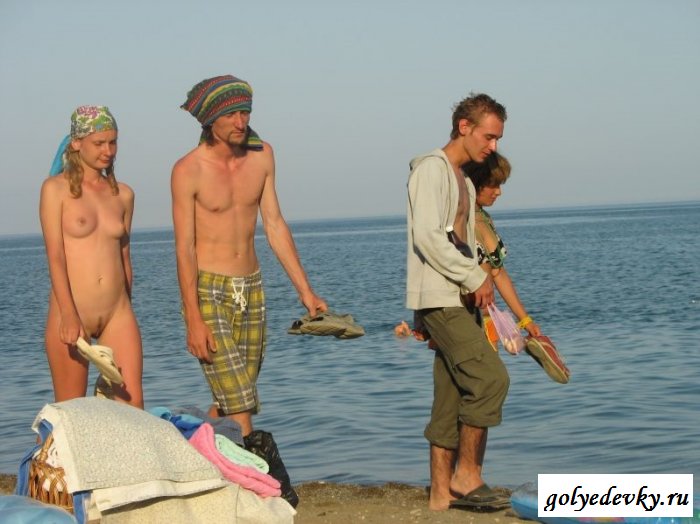 Подглядывание за компанией нудистов из кустов