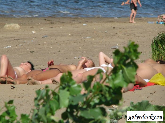 Подглядывание за компанией нудистов из кустов