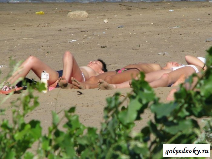 Подглядывание за компанией нудистов из кустов