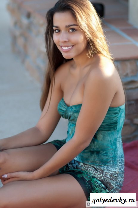 Красотка зависала с голыми сиськами на крыльце