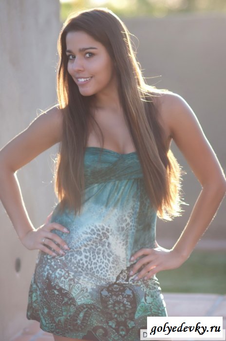 Красотка зависала с голыми сиськами на крыльце