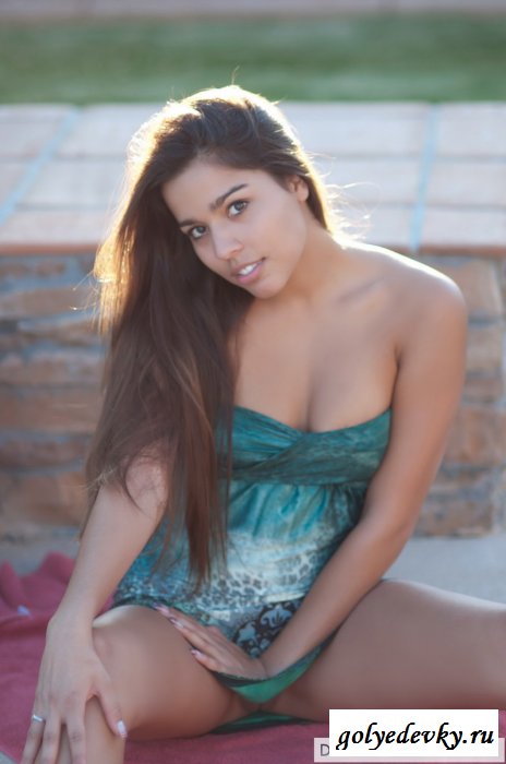 Красотка зависала с голыми сиськами на крыльце