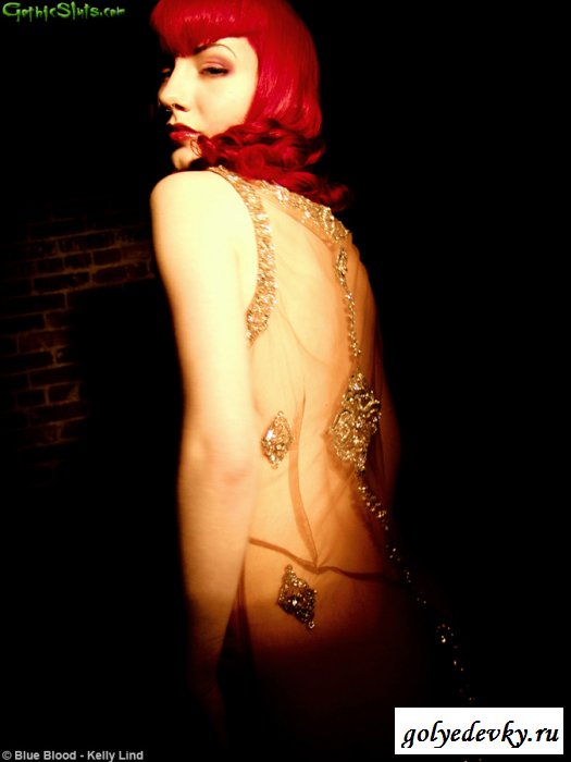 Сейчас рыжая шлюха обнажена в прозрачном платье