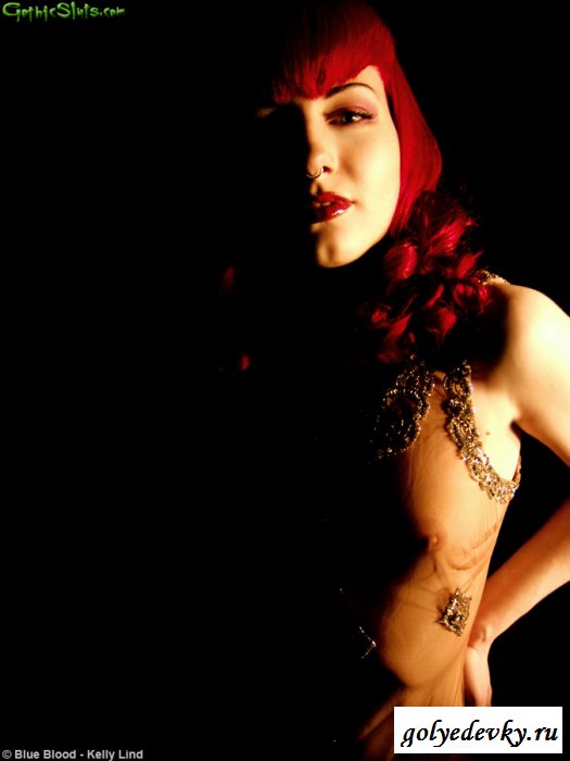 Сейчас рыжая шлюха обнажена в прозрачном платье