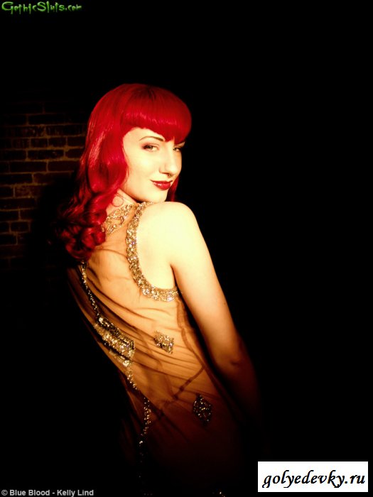 Сейчас рыжая шлюха обнажена в прозрачном платье