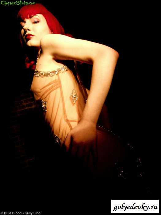 Сейчас рыжая шлюха обнажена в прозрачном платье