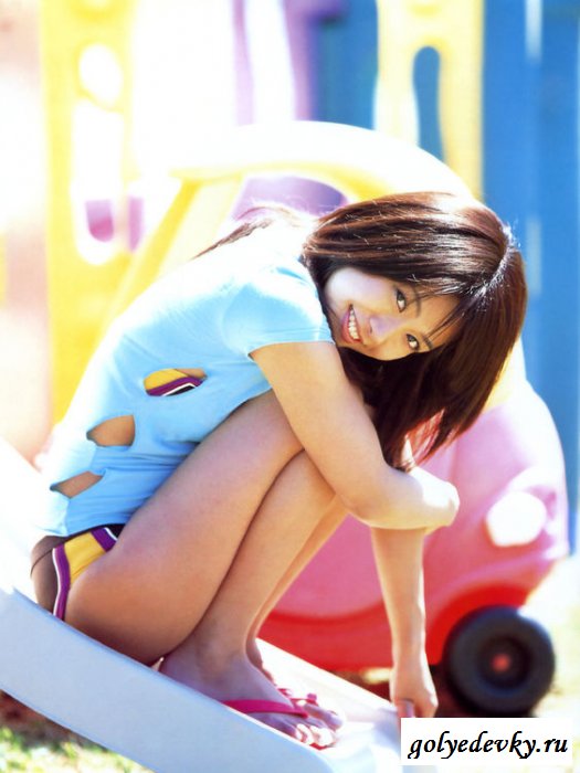 Азиаточка часто в эротичном белье отдыхает