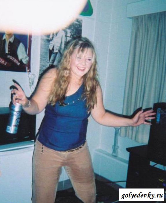 Пьяная баба с голой писей ссыт