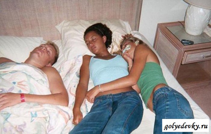 Пьяная баба с голой писей ссыт