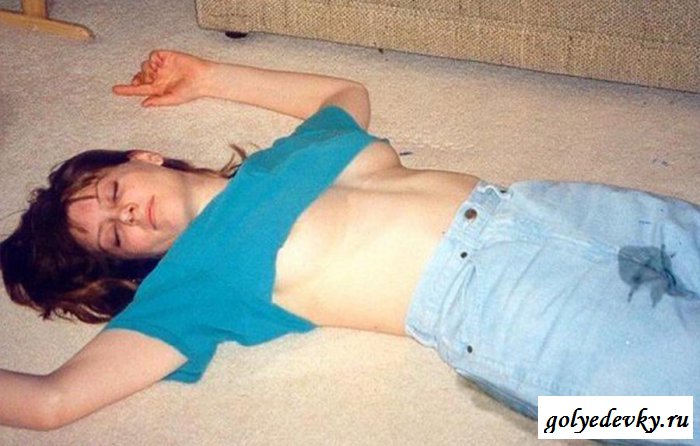 Пьяная баба с голой писей ссыт